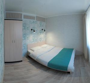 - une chambre avec un grand lit dans l'établissement Люкс с 2-мя спальнями в ЦЕНТРЕ, à Mykolaïv