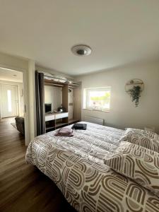 a bedroom with a large bed in a room at Le Gîte des petits Loups in Walbourg