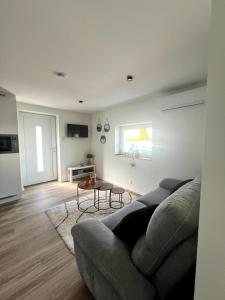 a living room with a couch and a table at Le Gîte des petits Loups in Walbourg