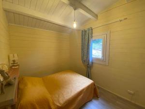a bedroom with a bed in a room with a window at Chalet Horizon Mer in Conca