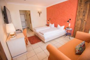 a hotel room with a bed and a couch at Gasthaus Gästekiste in Augsburg