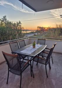 a table and chairs on a balcony with a view at Apartment Perla in Dinjiška