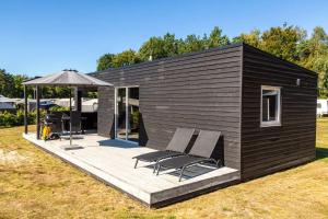 Bygningen som campingpladsen ligger i + 8 billeder