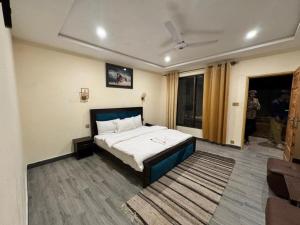 a bedroom with a large bed in a room at Pak Himalaya Hotel Kachura in Ponedas