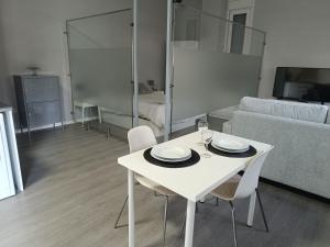 a white table and chairs in a living room at Estudio Palacio Congresos Aeropuerto in Seville