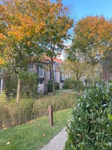 a brick walk way in front of a house at "Tossens Ahoi" in Tossenserdeich