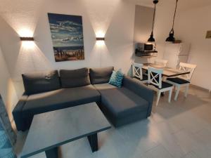 a living room with a couch and a table at "Tossens Ahoi" in Tossenserdeich