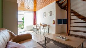 a living room with a couch and a table at Vakantie oord Zonnehoeve in Valkenburg