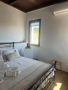 a bedroom with a large bed with a window at Bijoux 2 in Celano