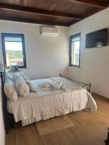 a bedroom with a bed in a room with two windows at Bijoux 2 in Celano +2 photos