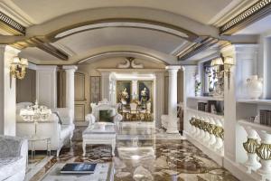 a living room with white furniture and a ceiling at Domus 3 Badroom Piazza Venezia in Rome