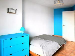 a bedroom with a blue bed and a blue dresser at Le spacieux - centre ville in Gap