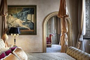 a bedroom with a painting on the wall and a bed at Domus 3 Badroom Piazza Venezia in Rome +33 photos