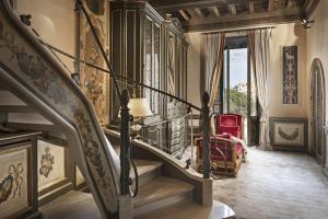 a staircase in a house with a red chair at Domus 3 Badroom Piazza Venezia in Rome