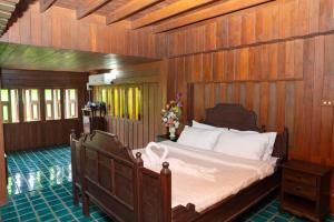 a bedroom with a bed in a wooden wall at Stay At Lantana Mae Rim in Ban Pa Muang