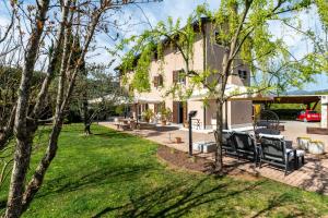 an exterior view of a house with a yard at B&B Il Pettirosso in Negrar