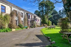 an empty road in front of a building at Finest Retreats - Trimstone Manor, Manor Cottage in Woolacombe
