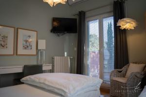 a bedroom with a bed and a tv and a window at Villa Arta in Drage