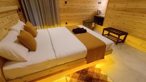 a bedroom with a large bed in a room at Wood Gold Ella in Ella