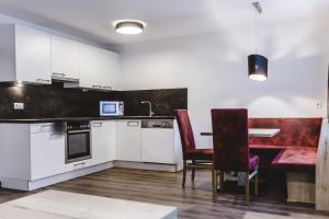 A kitchen or kitchenette at A Casa Juwel Apartment Még 37 kép