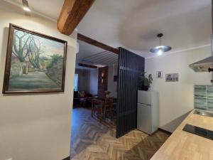 a kitchen and dining room with a painting on the wall at Apartament Wiaduktowy in Srebrna Góra