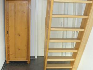 a wooden book shelf in a room with a door at FeWo Leuchtturmblick in Kühlungsborn +9 photos