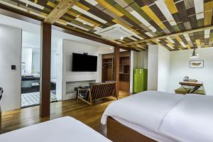 a hotel room with a bed and a television at 렉시호텔 in Seoul