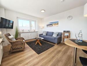a living room with a couch and a table at Sonne, Wind und Meer in Westerland