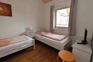 a bedroom with two beds and a window at Schwedenhaus Westensee 1 EG in Groß Vollstedt