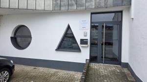 a building with a door and a mirror on it at Auszeit am Eifeltor in Euskirchen in Euskirchen