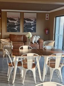 a dining room with a table and chairs at Domsa Lapeng Guesthouse in Fouriesburg