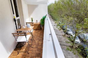 an outdoor balcony with a table and chairs and trees at Le Marnois-Gare in Noisy-le-Grand