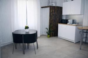 a small kitchen with a table and chairs in a room at The Corner Tivoli in Tivoli