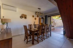 a dining room with a table and chairs at Le Cilodge - La Villa Lodge au cœur de Cilaos in Cilaos