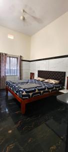 a bedroom with a large bed in a room at Seaside Residency Murudeshwara in Māvalli