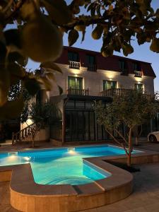 a swimming pool in front of a building at Villa Loft in Balaovit