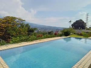 a swimming pool with a view of a mountain at Villa Kay View in Sampal 2