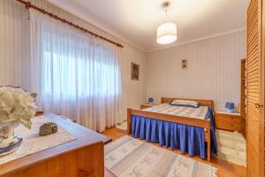 a bedroom with two beds and a window at Excellent location, good access to the beach in Vila do Conde