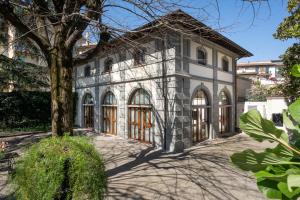 an old house with a tree in front of it at Hotel Palazzo Borghini - Gruppo Estella Hotels in Florence