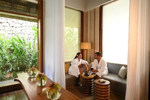 a man and woman sitting on a couch in a living room at Shangri-La Le Touessrok, Mauritius in Trou d'Eau Douce +133 photos