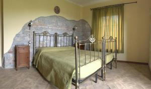 CaninoにあるAgriturismo Terre di Musignanoのベッドルーム1室(大型ベッド1台付)