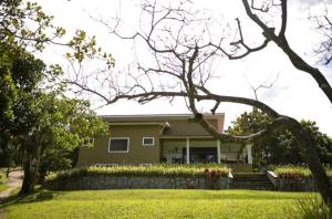 a house with a lawn in front of it at Vila_da_Montanha in Gravatá