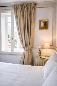 a bedroom with a bed and a window at Hotel Villa Catarie in Guéthary