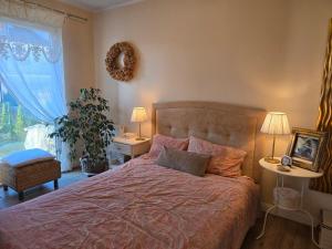 a bedroom with a large bed and a window at Family Home FeWo de lux Świnoujście in Świnoujście