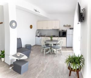 a kitchen and living room with a table and chairs at Apartmani Ljubica in Selce