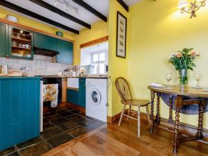 a kitchen with green and yellow walls at 2 Bed in Montrose oc-an48m in Johnshaven