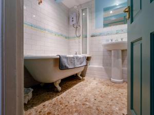a bathroom with a tub and a sink at 2 Bed in Montrose oc-an48m in Johnshaven +20 photos