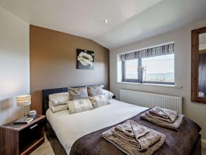 a bedroom with a large bed and a window at 2 Bed in Blackburn oc-finch in Blackburn