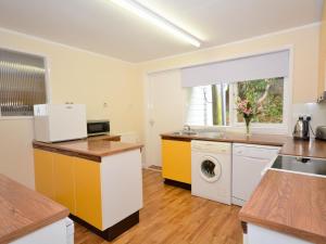 a kitchen with a washer and dryer at 2 Bed in Lochgilphead oc-ag692 in Tayvallich
