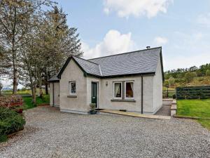 a small white house with a driveway at 1 Bed in Beauly oc-82779 in Beauly